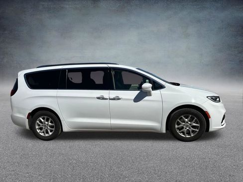 Used 2021 Chrysler Pacifica Touring-L FWD image 6