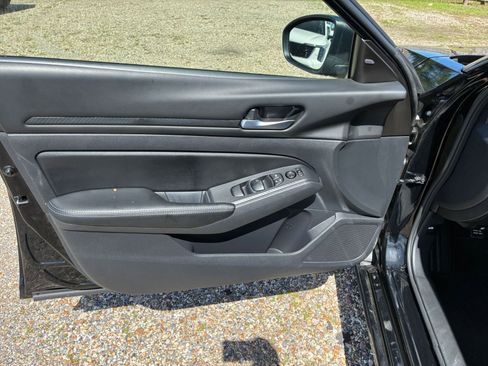 Used 2025 Nissan Altima 2.5 SV FWD image 15