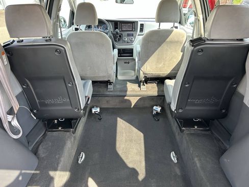 Used 2020 Toyota Sienna L FWD image 25