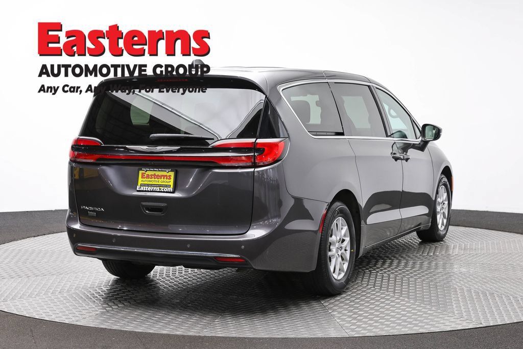 Used 2023 Chrysler Pacifica Touring-L FWD image 7