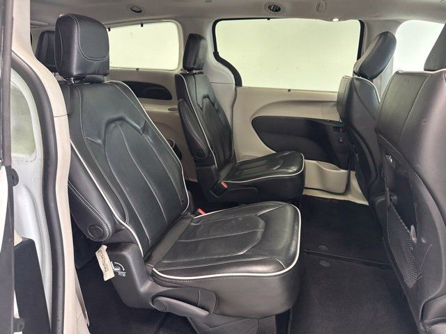 Used 2023 Chrysler Pacifica Limited FWD image 32