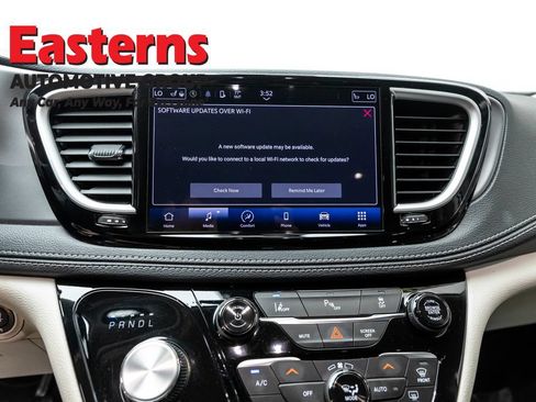 Used 2023 Chrysler Pacifica Touring-L FWD image 12