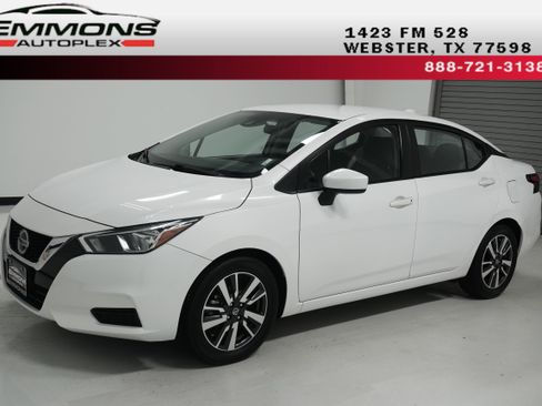 Used 2022 Nissan Versa SV image 1