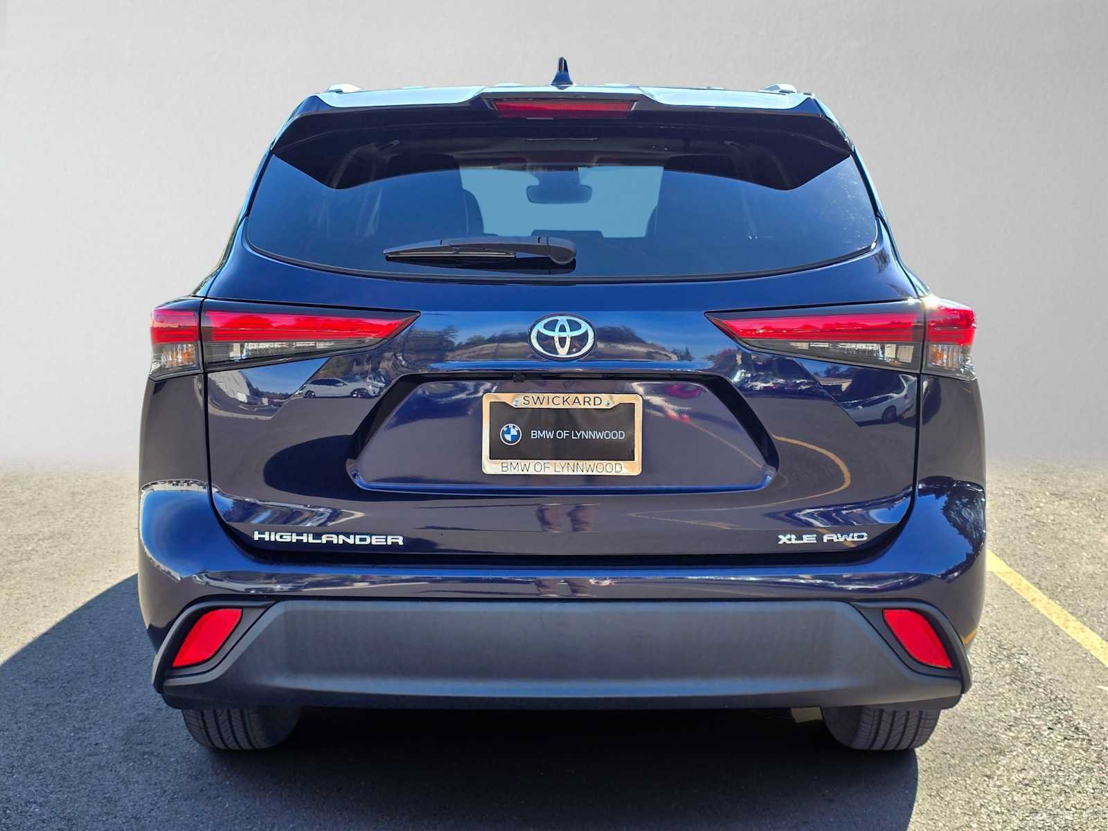 Used 2023 Toyota Highlander XLE AWD/4WD image 4