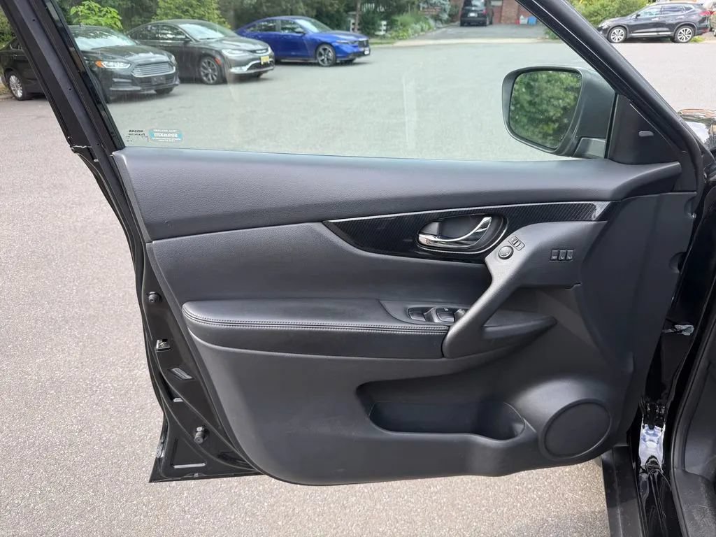 Used 2019 Nissan Rogue SL w/ Premium Package AWD/4WD image 12