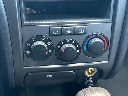 Used 2004 Hyundai Elantra GLS image 18