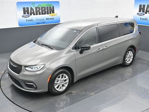 Used 2025 Chrysler Pacifica Select image 25