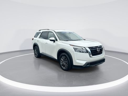 Used 2024 Nissan Pathfinder SV FWD image 2