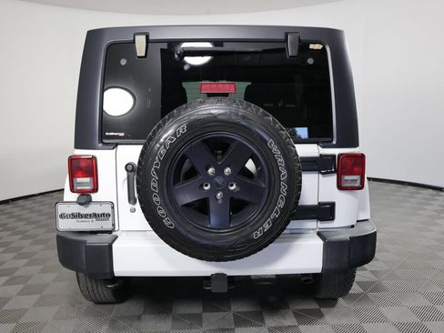 Used 2016 Jeep Wrangler Unlimited Sahara w/ Connectivity Group AWD/4WD image 3