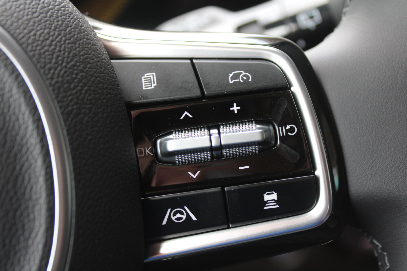 New 2026 Kia Carnival EX FWD image 35