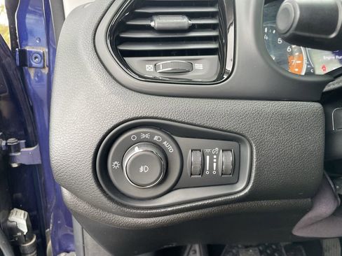 Used 2018 Jeep Renegade Altitude AWD/4WD image 18