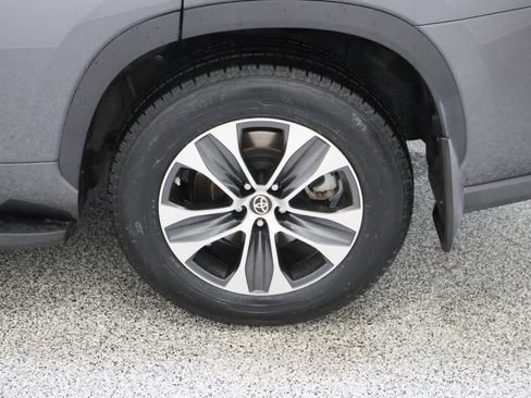 Used 2022 Toyota Highlander XLE AWD/4WD image 10