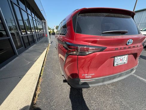 Used 2025 Toyota Sienna XLE w/ XLE Plus Package AWD/4WD image 5