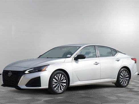 Used 2024 Nissan Altima 2.5 SV FWD image 8