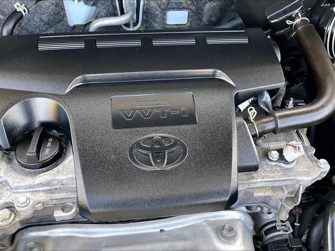 Used 2018 Toyota RAV4 LE FWD image 33