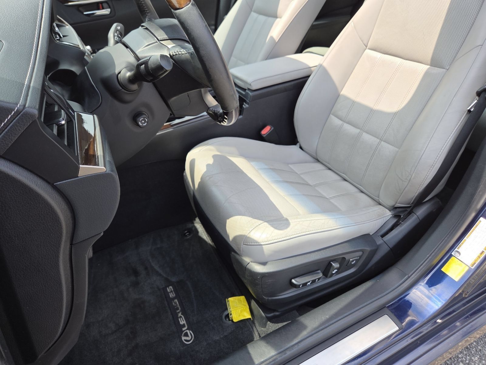 Used 2016 Lexus ES 350 w/ Luxury Package w/Wood Trim FWD image 25