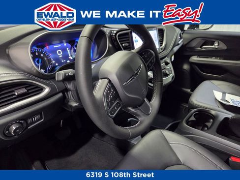 New 2026 Chrysler Pacifica Select image 5
