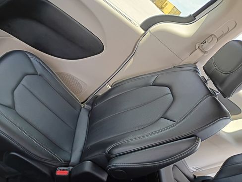 Used 2024 Chrysler Pacifica Touring-L FWD image 39