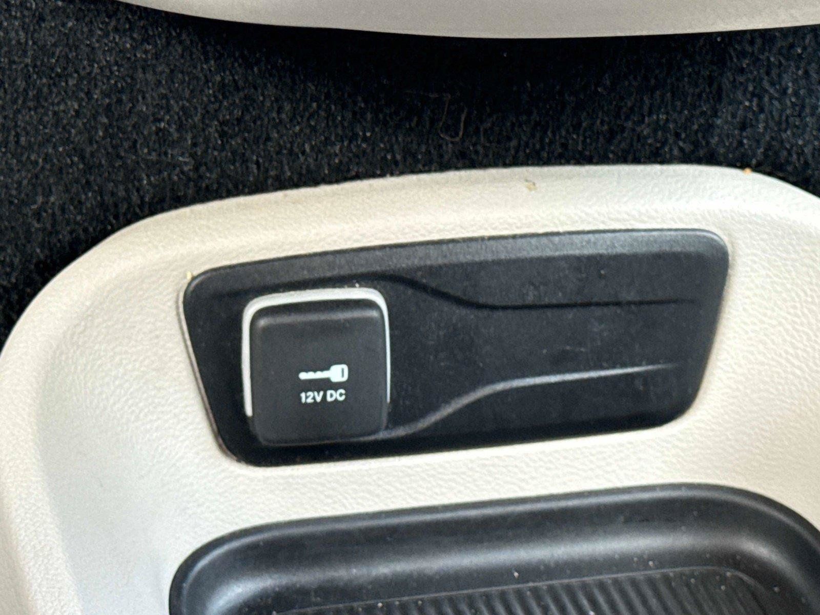Used 2023 Chrysler Pacifica Touring-L FWD image 27