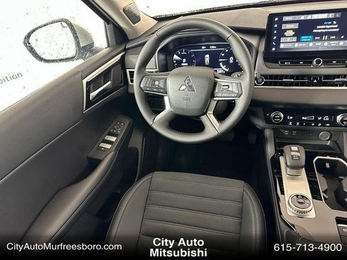 New 2025 Mitsubishi Outlander SE image 19