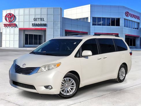 Used 2016 Toyota Sienna XLE w/ XLE Navigation Package image 1