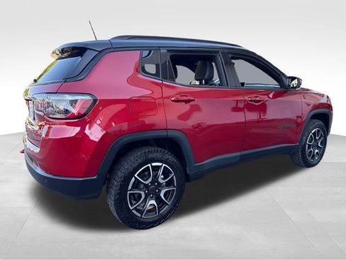 Used 2025 Jeep Compass Trailhawk AWD/4WD image 5