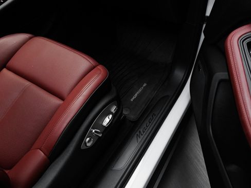 Certified 2026 Porsche Macan AWD/4WD image 34
