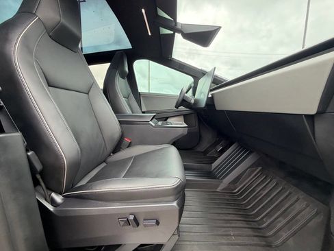 Used 2024 Tesla Cybertruck AWD Crew Cab image 26