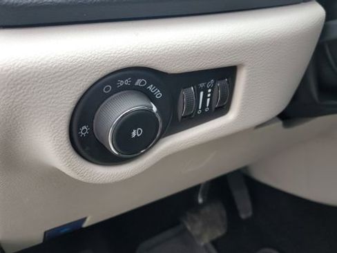 Certified 2024 Chrysler Pacifica Touring-L image 9