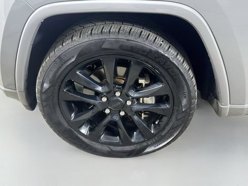 Used 2021 Jeep Grand Cherokee Laredo RWD image 8
