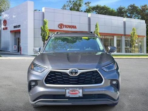 Used 2022 Toyota Highlander LE AWD/4WD image 2