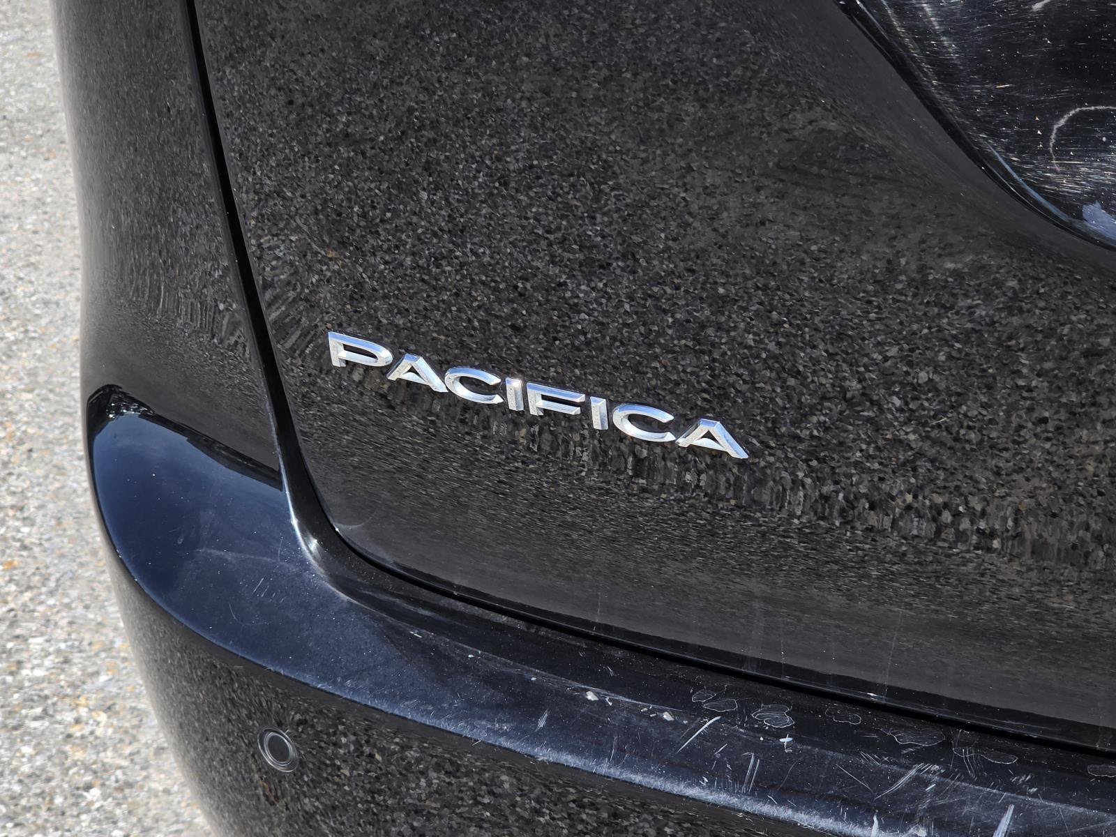 Used 2024 Chrysler Pacifica Touring-L FWD image 7