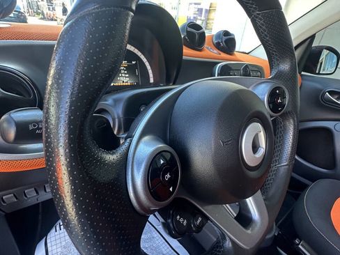 Used 2016 smart fortwo passion RWD image 13