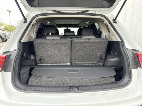 Used 2020 Volkswagen Tiguan SE w/ Panoramic Sunroof Package image 9