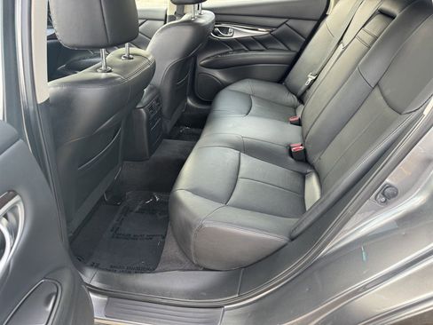 Used 2018 INFINITI Q70 Luxe image 14