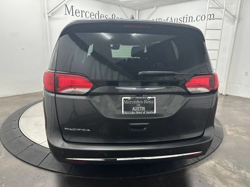 Used 2018 Chrysler Pacifica Touring-L Plus w/ Advanced Safetytec Group FWD image 6