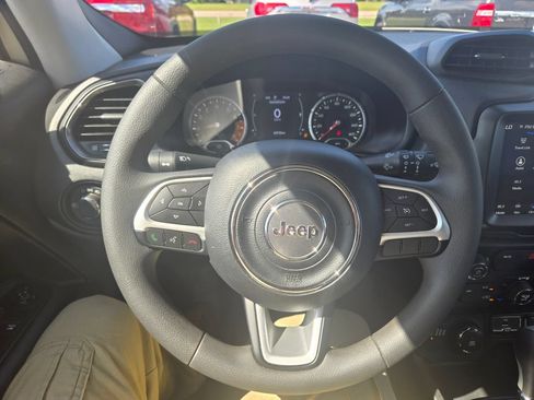 Used 2023 Jeep Renegade Latitude AWD/4WD image 10