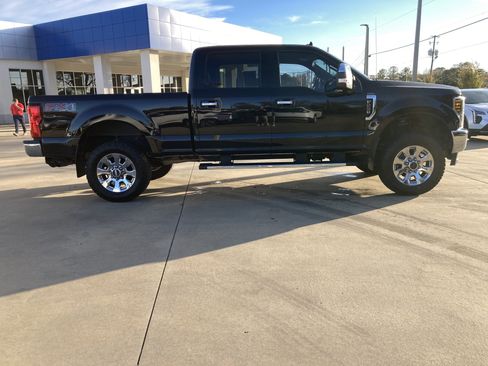Used 2019 Ford F250 Lariat w/ Chrome Package image 5
