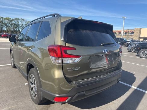 Used 2023 Subaru Forester Premium image 3