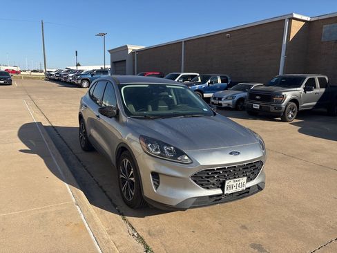 Used 2021 Ford Escape SE w/ SE Sport Appearance Package image 4