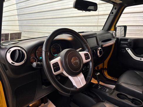 Used 2015 Jeep Wrangler Unlimited Sahara AWD/4WD image 10