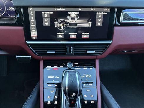 Used 2021 Porsche Cayenne Turbo image 23