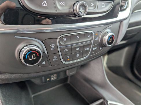Used 2020 Chevrolet Traverse LT w/ LT Premium Package FWD image 18