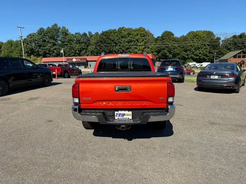Used 2018 Toyota Tacoma SR5 AWD/4WD image 5