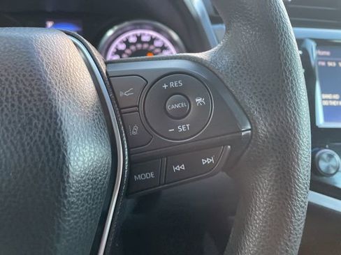 Used 2018 Toyota Camry LE image 14