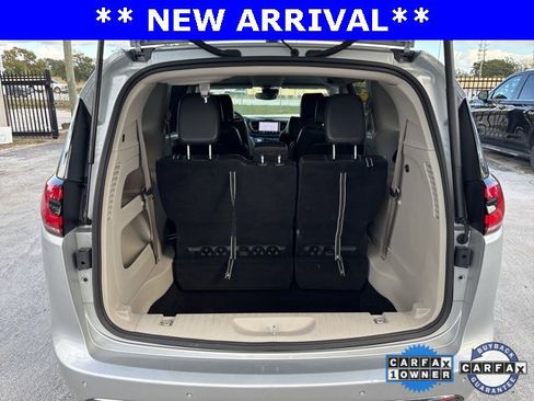 Used 2024 Chrysler Pacifica Touring-L image 7