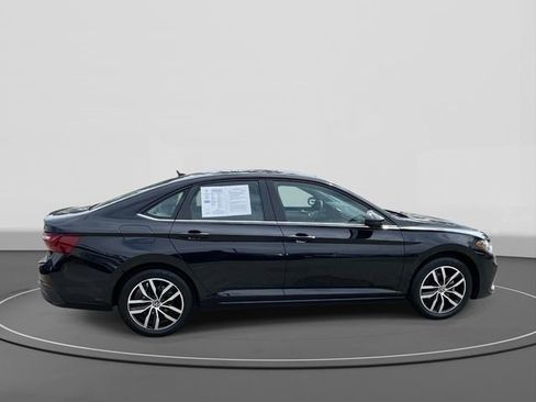 Used 2025 Volkswagen Jetta SE FWD image 3