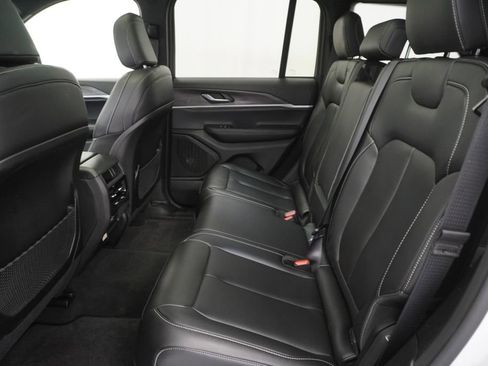 Used 2025 Jeep Grand Cherokee Limited AWD/4WD image 21