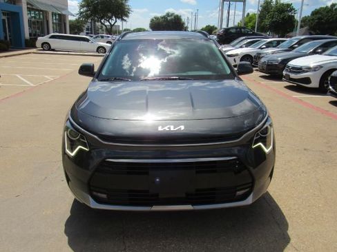 Used 2023 Kia Niro EX Touring image 3