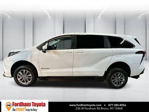 Used 2026 Toyota Sienna LE FWD image 7